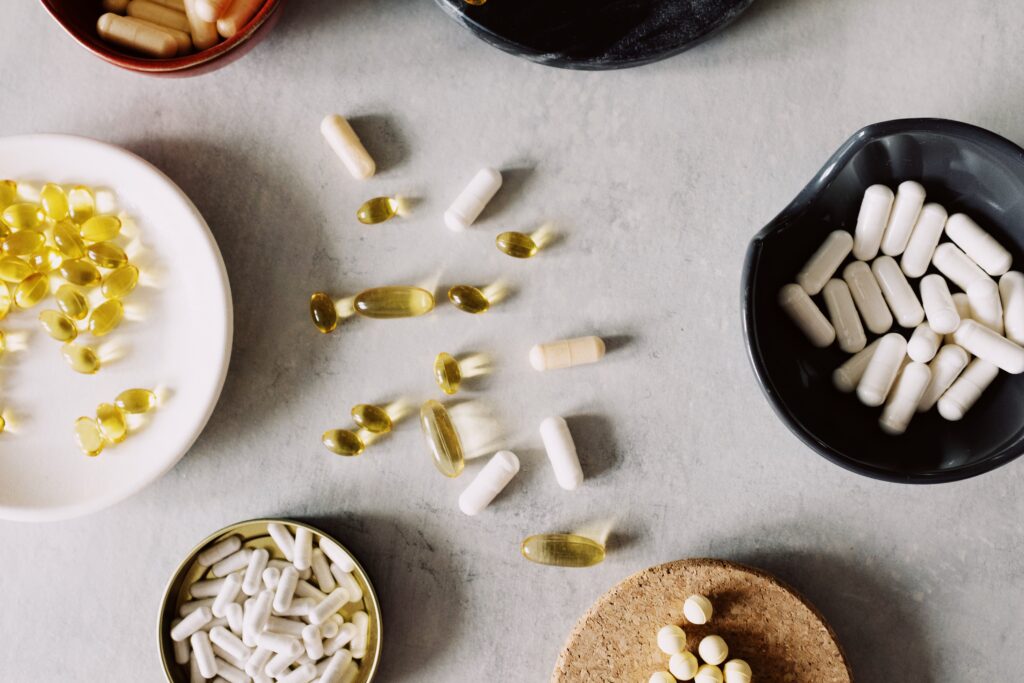 أفضل حبوب الزنك: دليلك الشامل لاختيار المكمل الصحيح Assorted pills and capsules on marble, showcasing health supplements and treatments.
