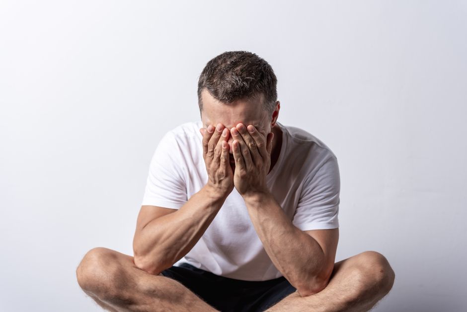 رجل يشعر بالتعب بسبب علامات انخفاض التستوستيرون